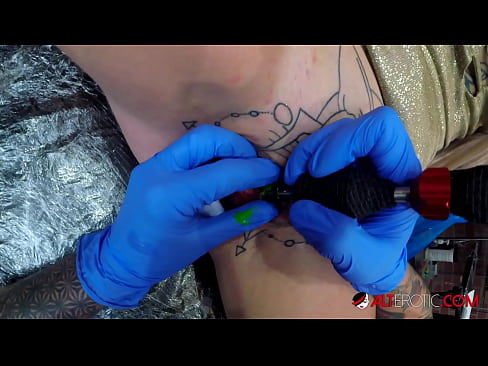 ❤️ Ekstremt tatovert hottie Sully Savage tok en tatovering på klitoris ️ Porno hos oss no.hentaidude.ru ❌❤
